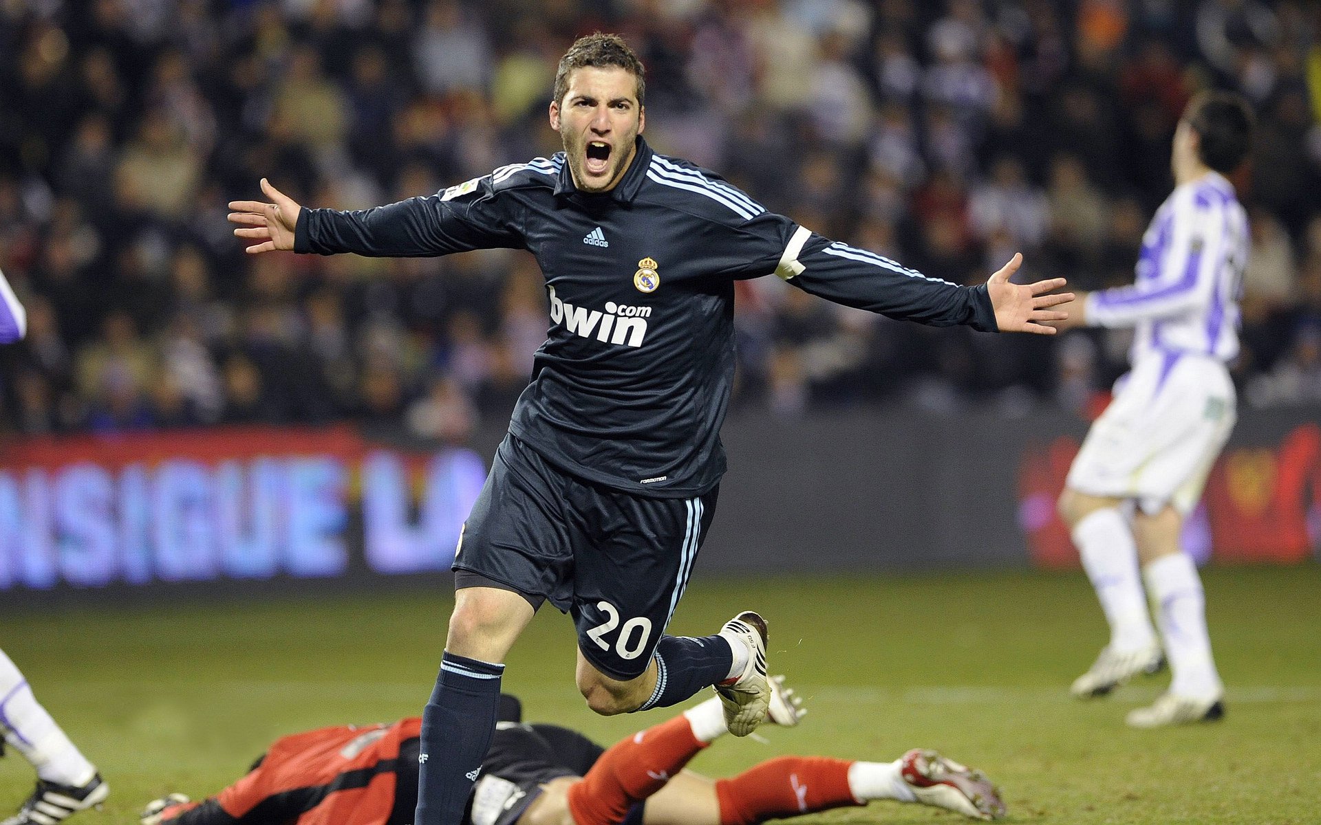 速度与激情的双面狂想，F1揭幕战引擎轰鸣，北京队黄蜂巢穴逆风飞扬！